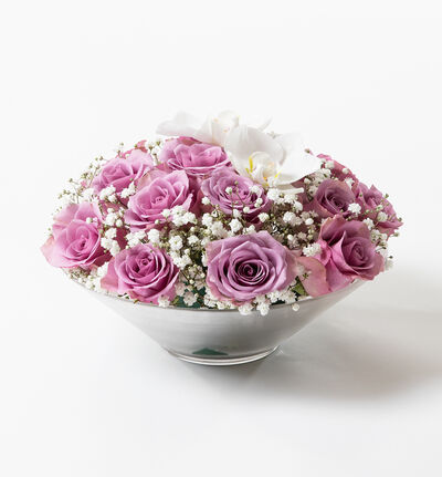 Lilla rosedekorasjon med orkideklokker Lilla rosedekorasjon med orkideklokker